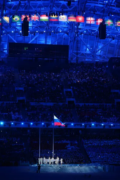 Ceremonia otwarcia Soczi 2014, posiadaczy flagę Igrzysk Olimpijskich — Zdjęcie stockowe