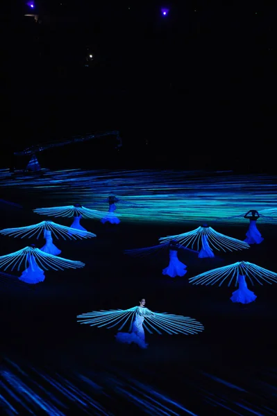 Dancers perform a "Dove of Peace" — Stock Photo, Image