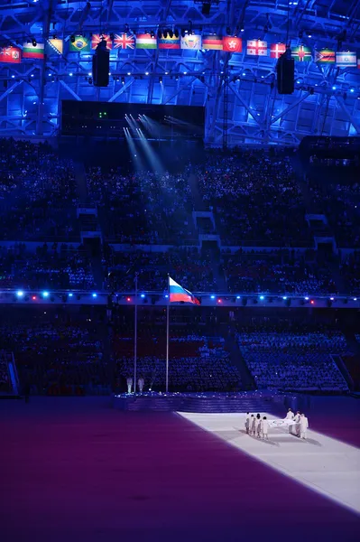 Cérémonie d'ouverture de Sotchi 2014, porteurs du drapeau olympique — Photo