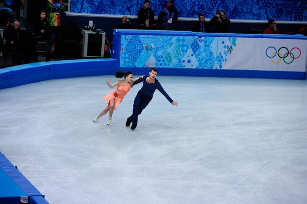 Julia Zlobina y Alexei Sitnikov en los XXII Juegos Olímpicos de Invierno de Sochi 2014 —  Fotos de Stock