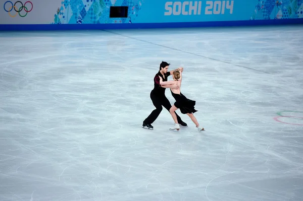 Kaitlyn Weaver ja Andrew Poje Sotshissa 2014 XXII talviolympialaiset — kuvapankkivalokuva