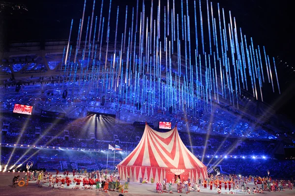 sirk performans Soçi 2014'ın kapanış töreninde