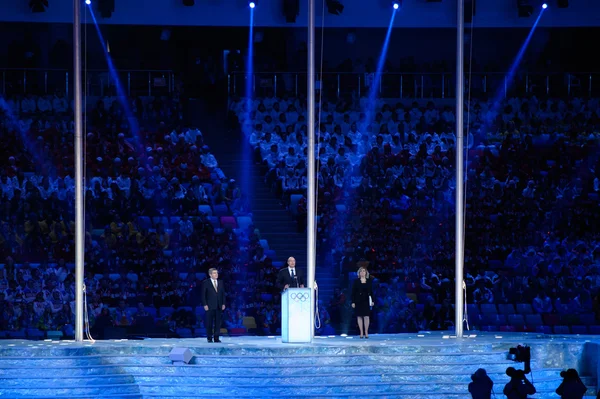 Vlaggen tijdens de slotceremonie van Sotsji 2014 xxii Olympische Winterspelen. — Stockfoto