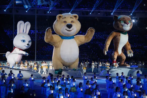 Officiële mascottes tijdens de slotceremonie van Sotsji 2014 — Stockfoto