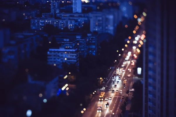 夜の街のビルの屋上からの眺め — ストック写真