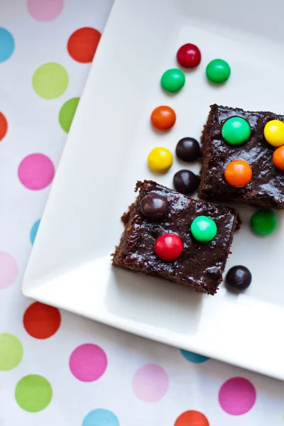 ช็อคโกแลตเค้กกับสี dragee — ภาพถ่ายสต็อก