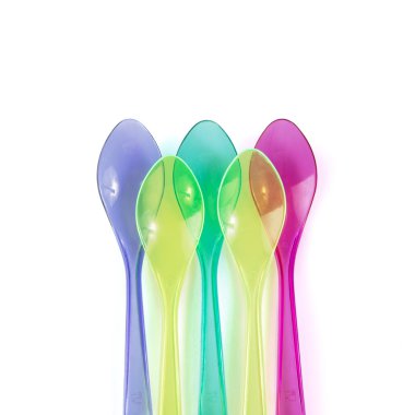 renkli plastik kaşık izole