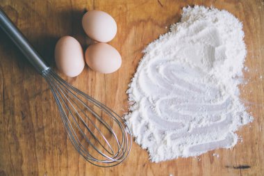 fırçalamak, yumurta ve un ahşap tahta üzerinde