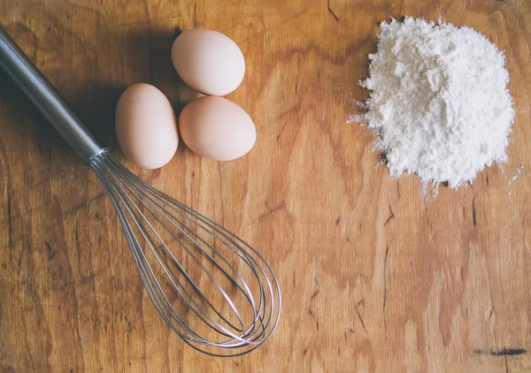 fırçalamak, yumurta ve un ahşap tahta üzerinde