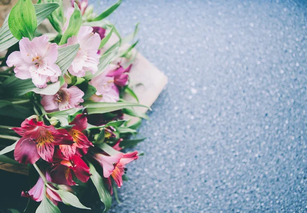 Alstroemeria Bouquet auf blauem Hintergrund — Stockfoto