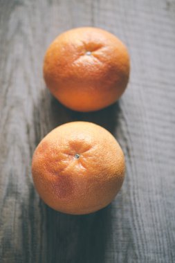 ahşap zemin üzerinde iki greyfurt