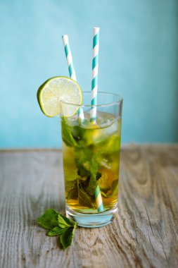 soğuk çay buz ve gemide saman kokteyli