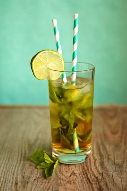 soğuk çay buz ve gemide saman kokteyli