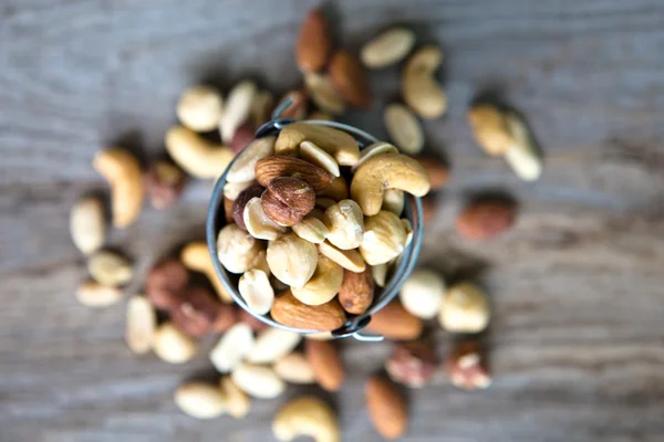 ahşap tahta üzerinde çeşitli fındık