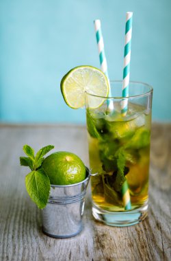 soğuk çay buz ve gemide saman kokteyli