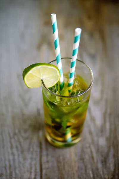 Cocktail di tè freddo con ghiaccio e paglia a bordo — Foto Stock