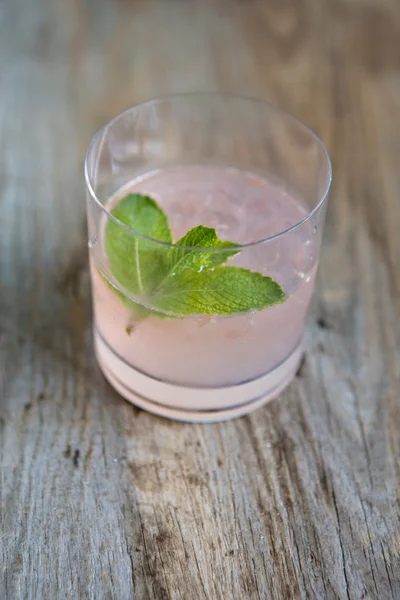 Grapefruit cocktail with ice on board — Stock Photo, Image