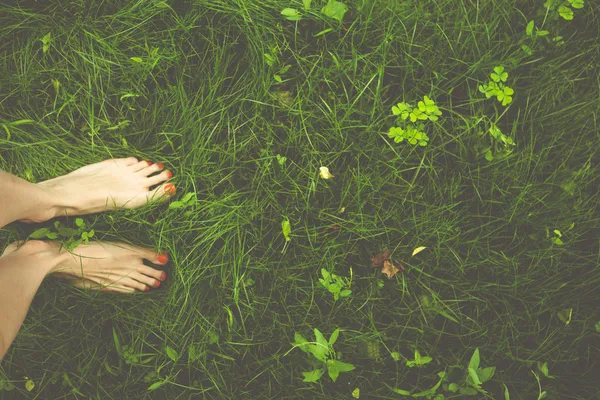 Giovane donna in piedi su un'erba — Foto Stock