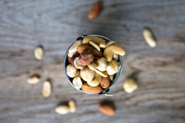 ahşap tahta üzerinde çeşitli fındık