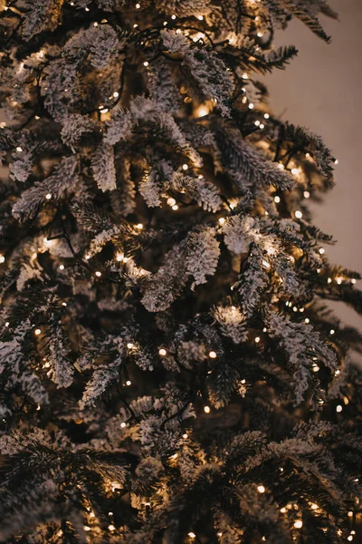 Krásné vnitřní vánoční ozdoby. Zlaté vánoční pozadí rozostřených světel s zdobeným stromem — Stock fotografie
