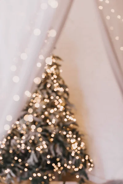 Όμορφη εσωτερική διακόσμηση Χριστούγεννα εσωτερικό. Χρυσό φόντο Χριστούγεννα de-εστιασμένο φώτα με διακοσμημένο δέντρο — Φωτογραφία Αρχείου