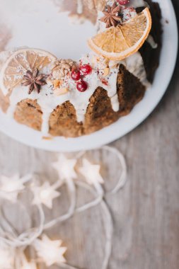 Geleneksel Noel meyveli pasta. Masada jöleli, portakallı, kızılcıklı ve fındıklı.