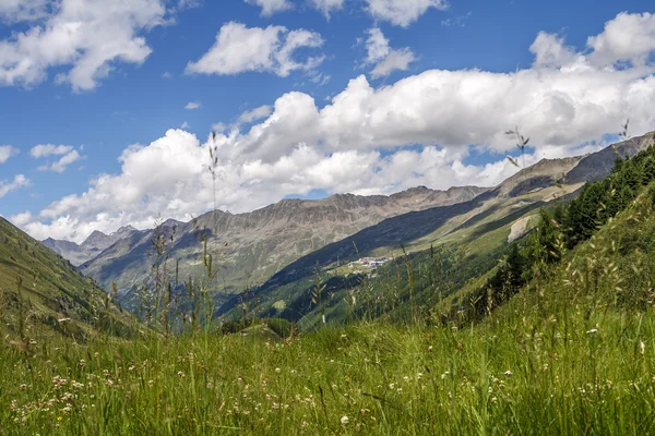 Mountain View with blue cloudy sky — Stock Photo, Image