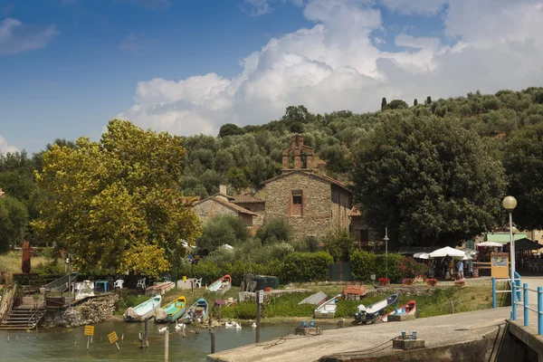 Kleine haven van het Trasimeense meer, Italië — Stockfoto