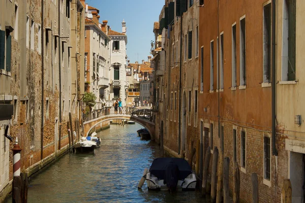 Венецианский канал с мостом — стоковое фото