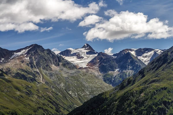 Vista montanha com céu azul nublado — Fotografia de Stock