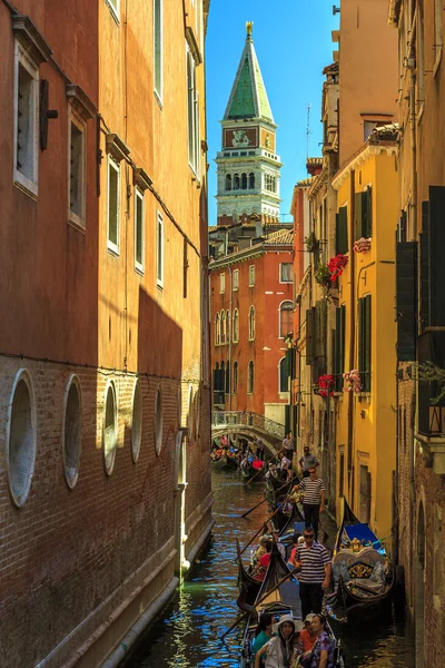 Canals of Venice Gondolier — Stock Photo, Image