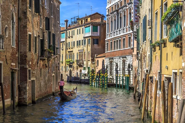 Canals of Venice Gondolier — Stock Photo, Image