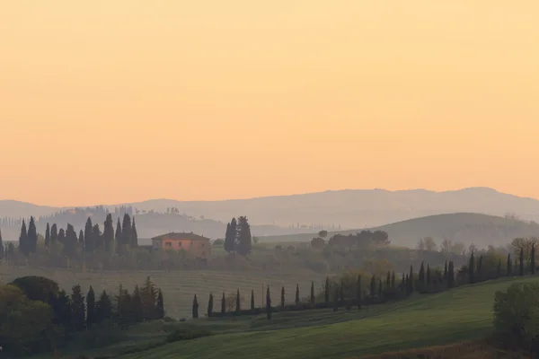 Şafakta Tuscan çiftlik evi — Stok fotoğraf