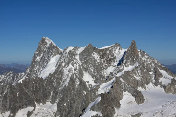 Vista em um pico de montanha nos alpes Imagens Royalty-Free