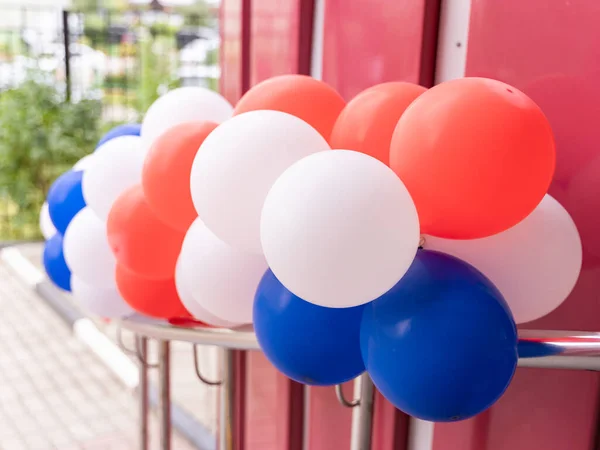 Staan Veel Rode Witte Blauwe Ballonnen Reling Bij Ingang Van — Stockfoto