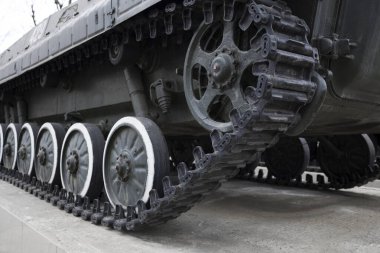 Tankın tırtılları yerde duruyor. Kapat. 