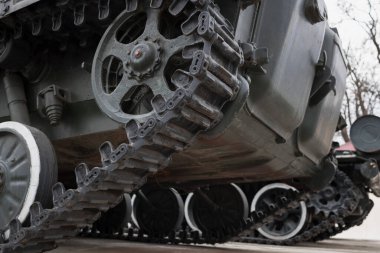 Tankın tırtılı yerde duruyor.