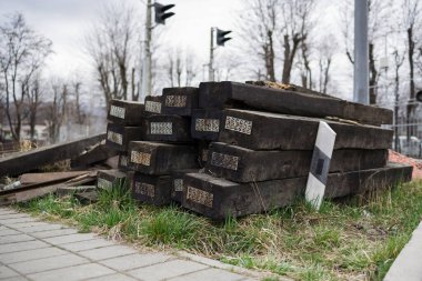 Bir yığın eski demiryolu uykucusu.