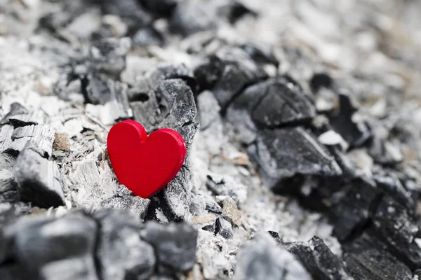 Символ Разбитого Сердца Деревянное Красное Сердце Золе — стоковое фото
