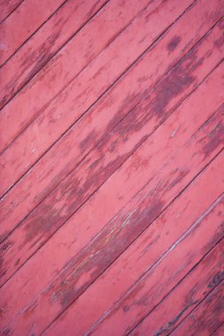 Eski kırmızı ahşap kapı elementi manzarayı kapatır. Ahşap doku 