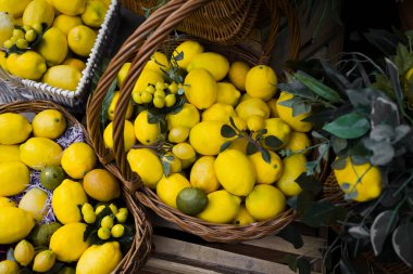  Yapay limonlu bir dekorasyon.