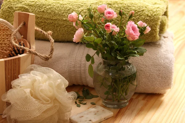 Růže, ručníky a lázeňské příslušenství — Stock fotografie
