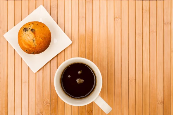 Baunilha com bolinhos de chocolate Muffins com uma xícara de café — Fotografia de Stock