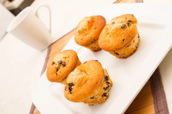 Baunilha com bolinhos de chocolate Muffins com uma xícara de café — Fotografia de Stock