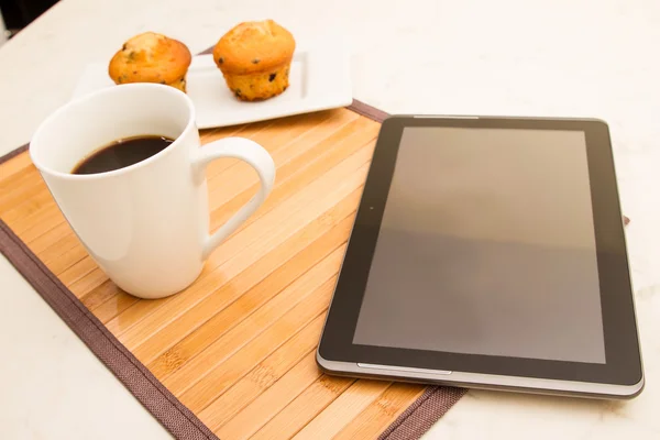 Vaniglia con gocce di cioccolato Muffin con una tazza di caffè — Foto Stock