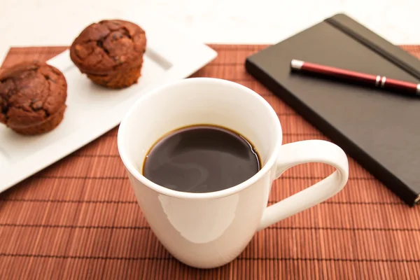 Muffins de chocolate com uma xícara de café — Fotografia de Stock