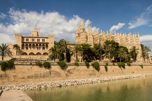 Královský palác la almudaina a katedrála la seu — Stock fotografie