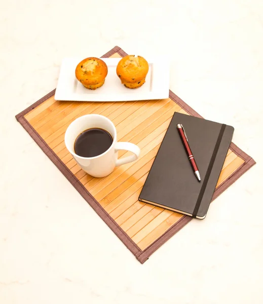 Vanilj med choklad chips muffins med en kopp kaffe — Stockfoto