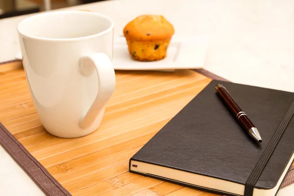 Baunilha com bolinhos de chocolate Muffins com uma xícara de café — Fotografia de Stock