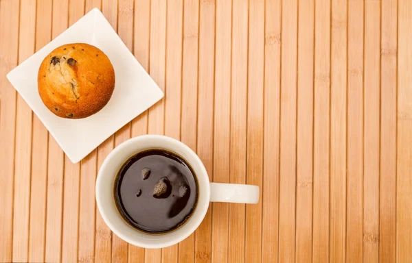 Vanille mit Schokoladenchips Muffins mit einer Tasse Kaffee — Stockfoto